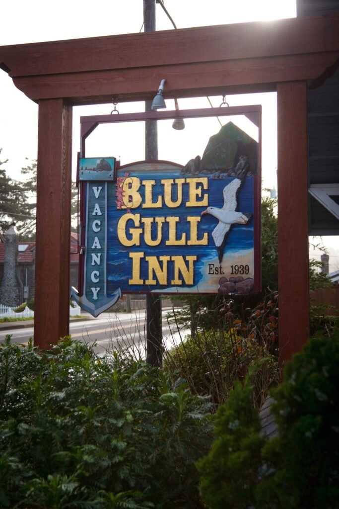 A colorful Blue Gull Inn sign with a white gull and a vertical vacancy arrow beside it.