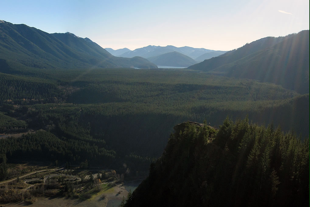 A breathtaking panoramic view of lush mountains and forests in the Pacific Northwest.